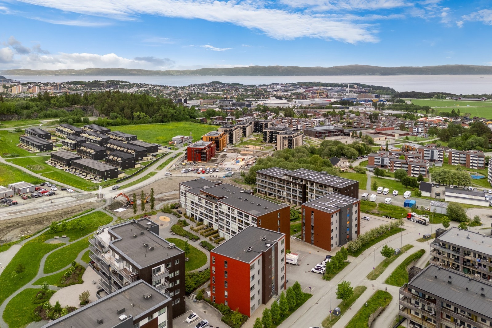Brundalen Barneskole og Charlottenlund Ungdomsskole ligger henholdsvis ca. 300 m og ca. 1 km unna, og barna kan spasere på gangsti, uten gjennomgangstrafikk helt inn til barneskolen. Galleribilde
