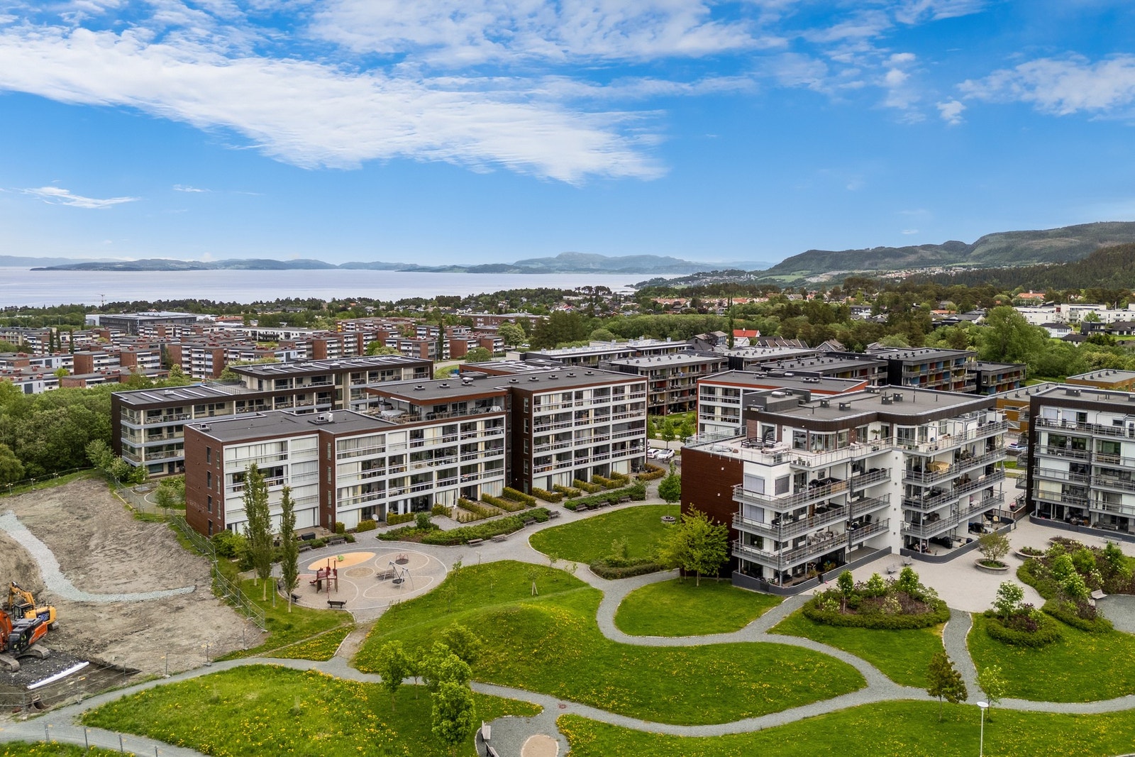 God beliggenhet i et relativt nytt boligsameie fra 2014. Det nye feltet ble etablert med fine fellesareal og lekeplasser, og fremstår som et rolig boligfelt like ved Brundalen Barneskole. Galleribilde