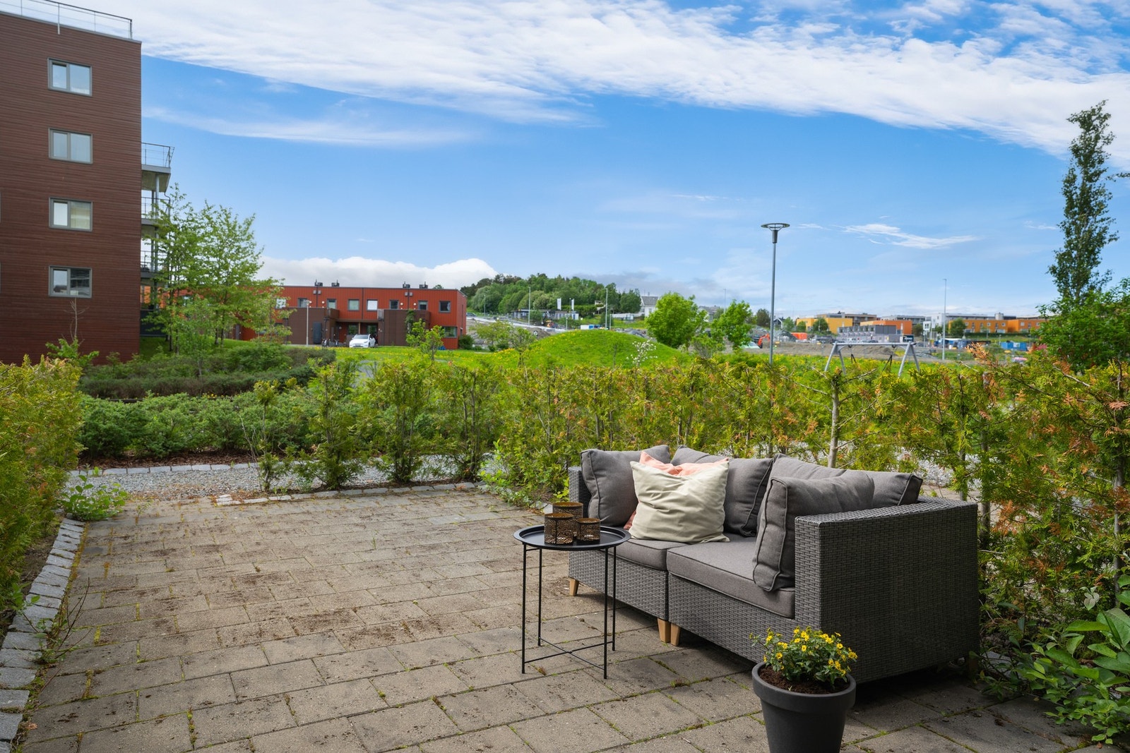 Pent opparbeidet steinbelagt uteområdet, her har man sol fra kl. 09 til 18-19 ved sommerhalvåret. Galleribilde