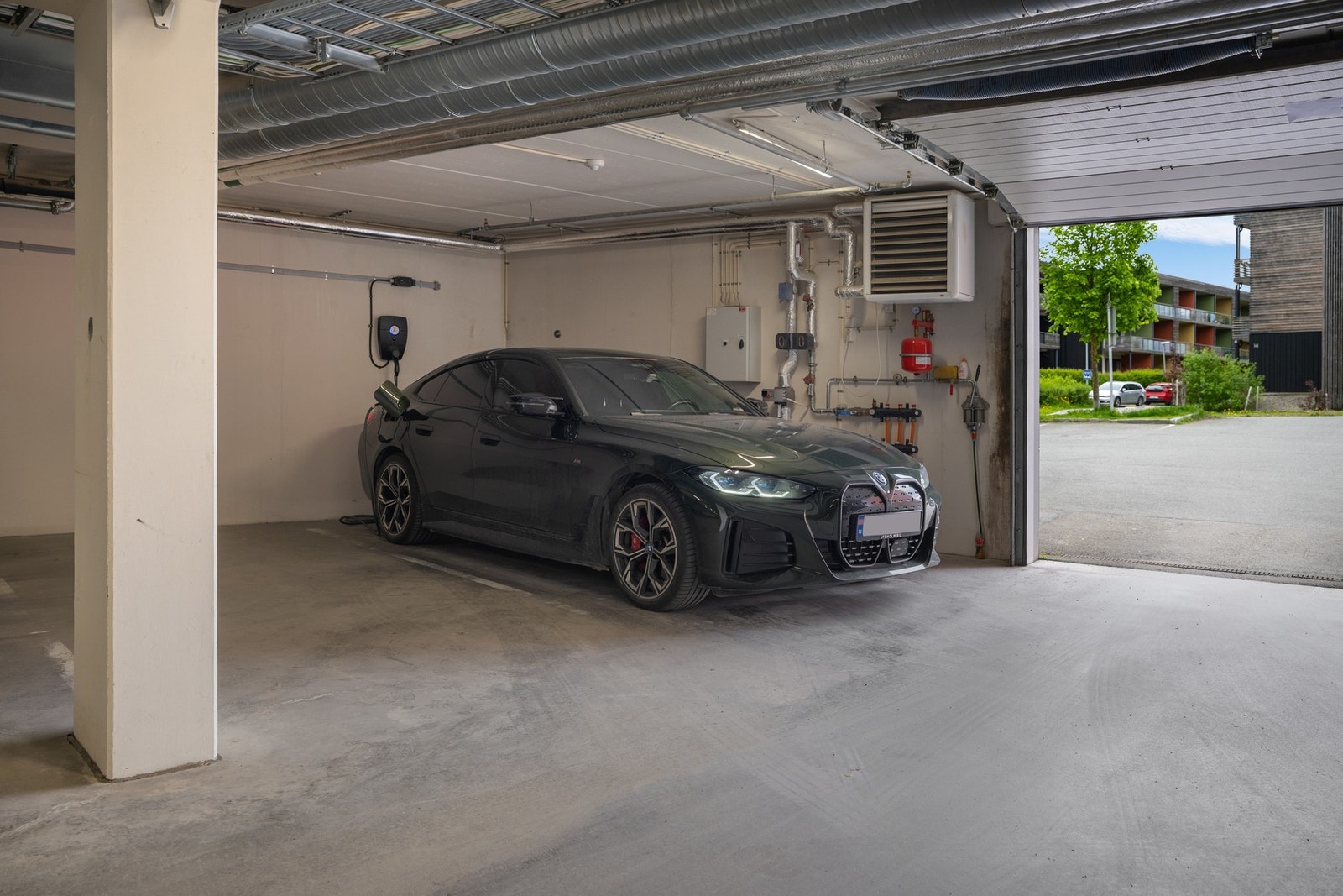 Det medfølger fast parkeringsplass i kjeller. Elbil-lader er montert og er en del av handelen. Galleribilde