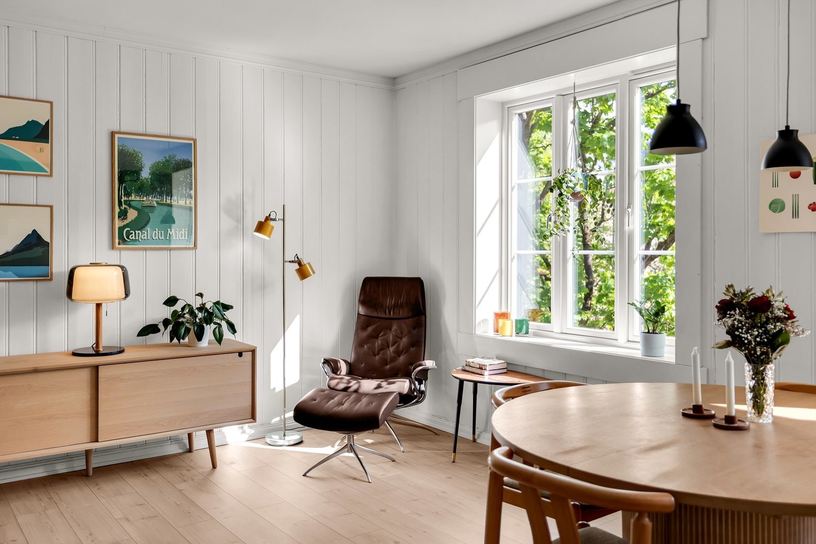 De store klassiske vinduene slipper inn rikelig med dagslys og gir et hyggelig, grønt utsyn med minimalt innsyn. Galleribilde