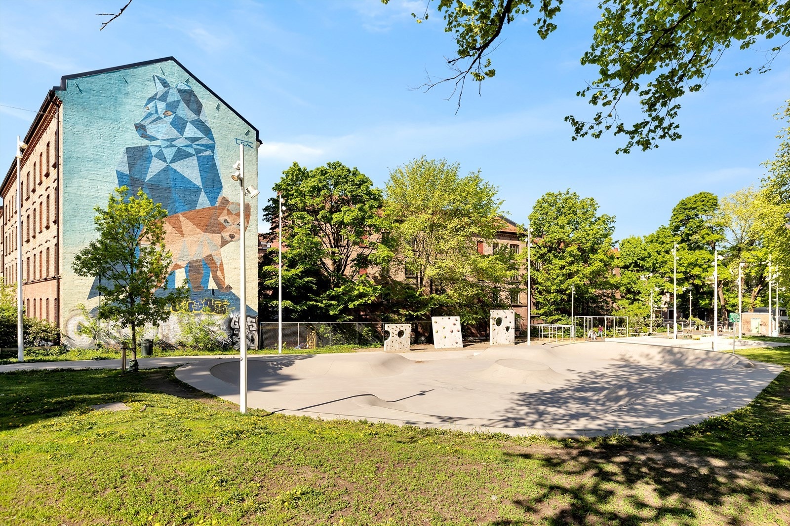 I nærheten av eiendommen finnes et offentlig aktivitetsområde med skatepark og klatrevegger. Galleribilde