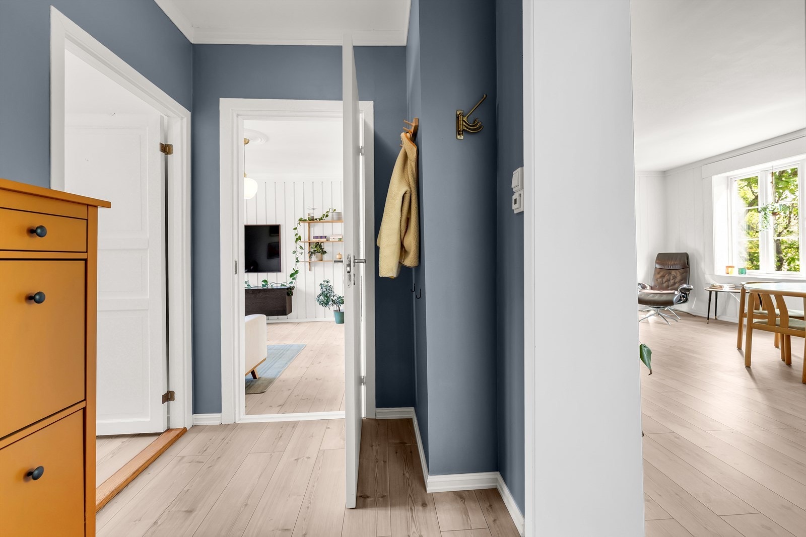Velkommen inn i en innbydende entré med plass til oppbevaring av sko og yttertøy. Galleribilde