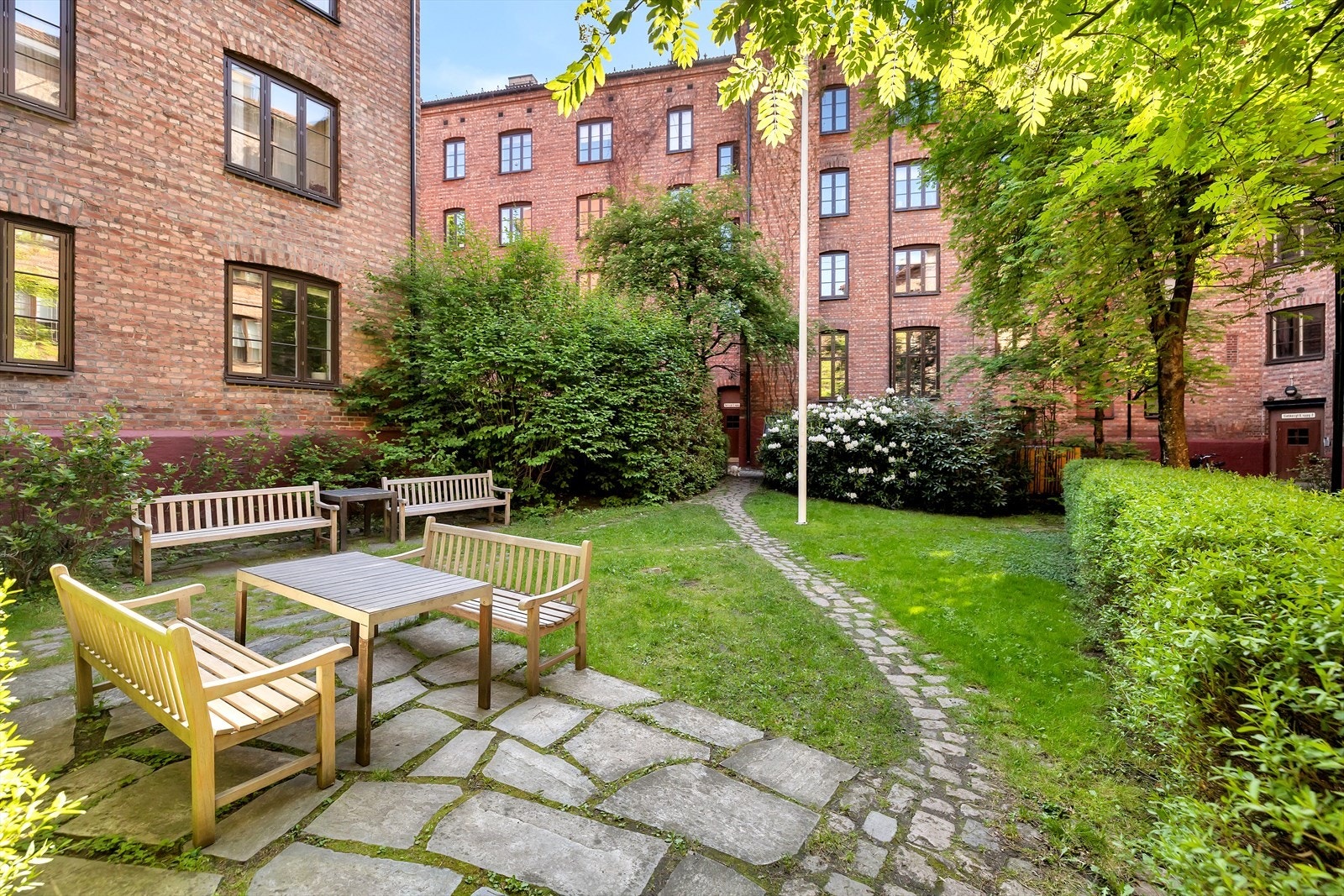 Leiligheten har tilgang til en skjermet og velholdt bakgård med hyggelige sitteplasser. Galleribilde