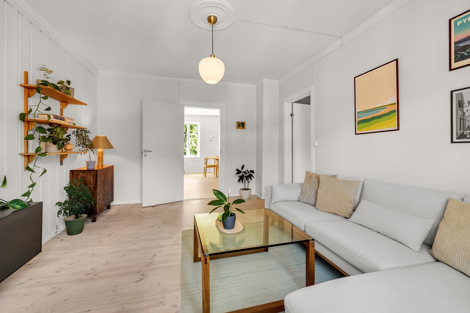Rommet har god størrelse med plass til dobbeltseng med nattbord, garderobeløsning og eventuelt kontorpult etter behov. Galleribilde
