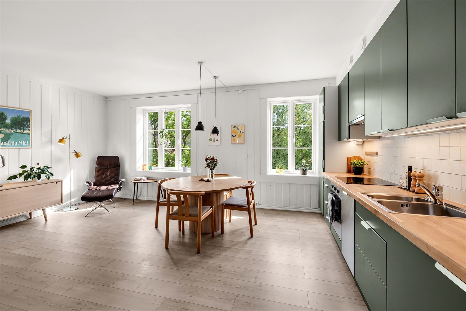 Alle vinduene i leiligheten ble skiftet i 2019, og brede vinduskarmer gir god plass til planter og dekor. Galleribilde