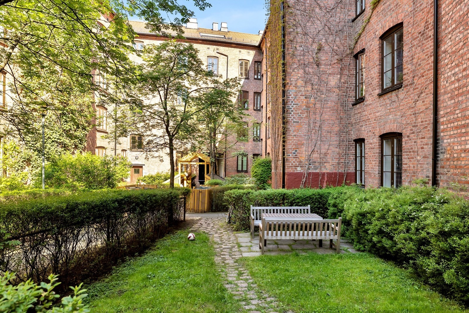 Fra uteområdet er det enkel tilgang til fellesområder med beplantning og sittegrupper. Galleribilde
