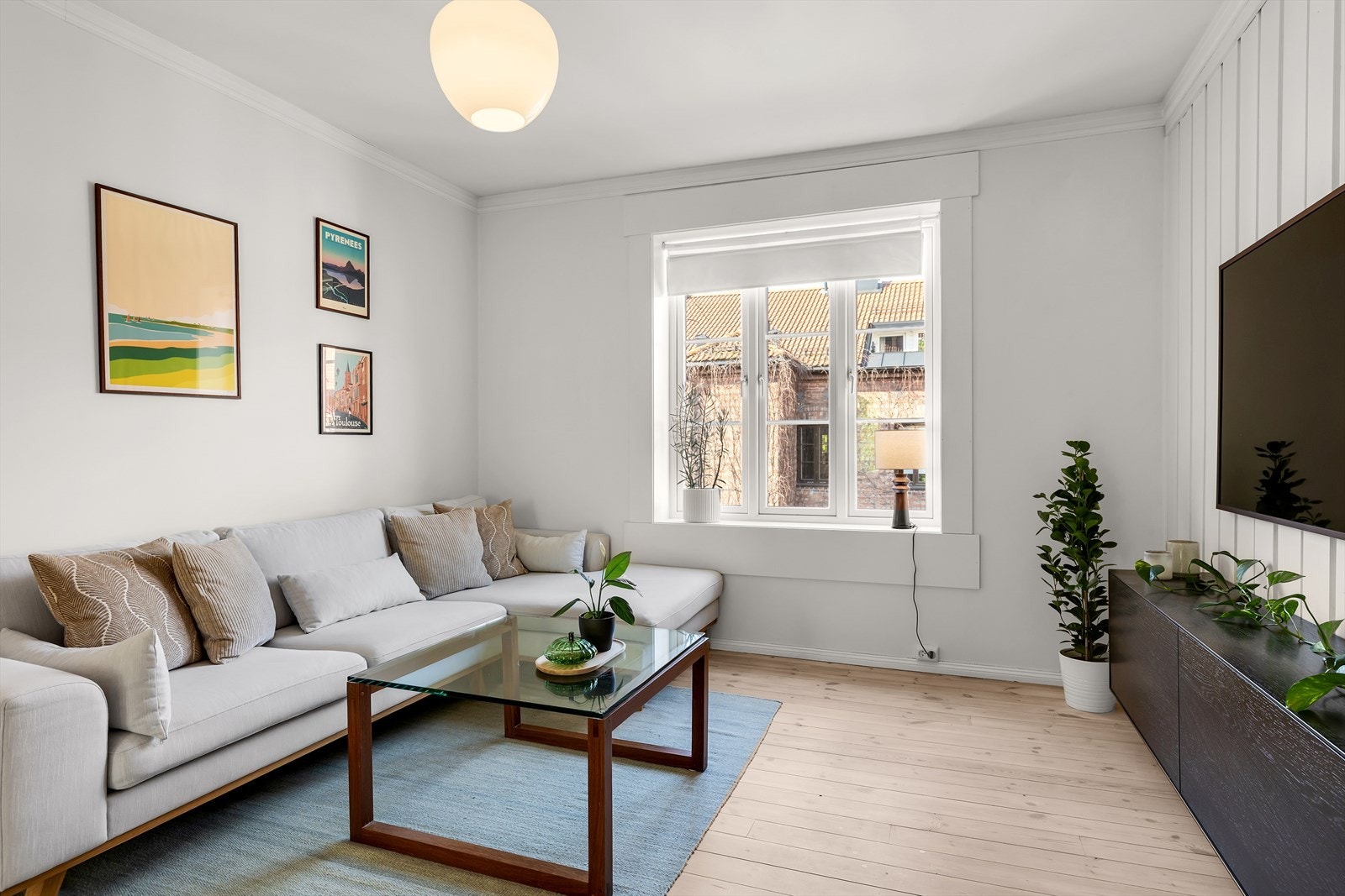 Rommet holder en god standard med fine tregulv og lysmalte overflater. Det store klassiske vinduet og den gode takhøyden gir rommet en luftig og behagelig atmosfære. Galleribilde