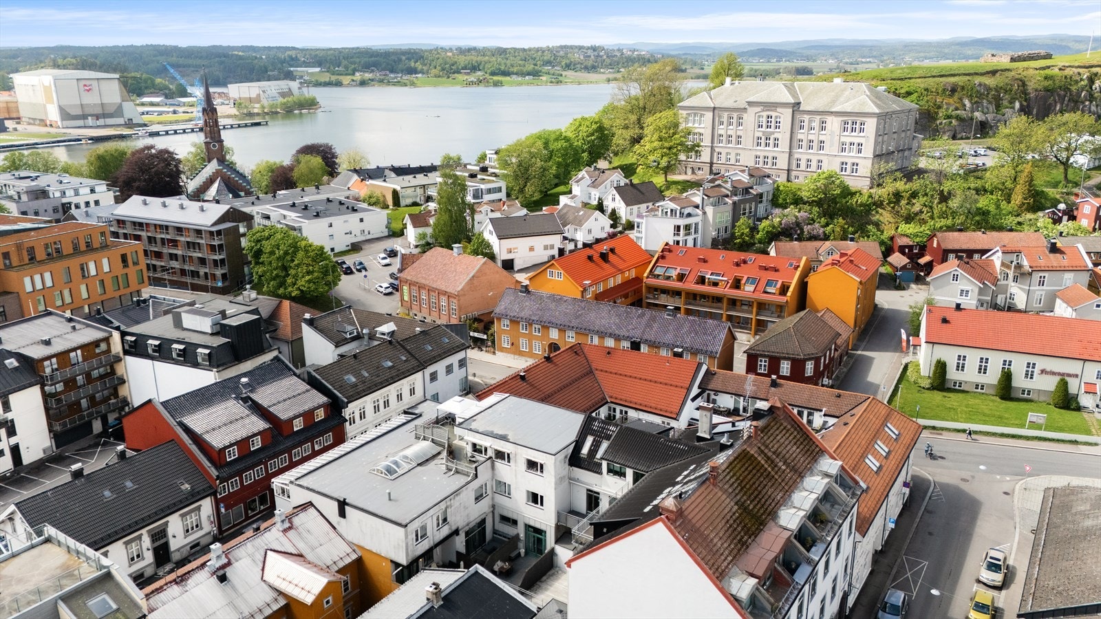 Kort vei til Tønsberg Brygge med restauranter og yrende folkeliv om sommeren. Galleribilde