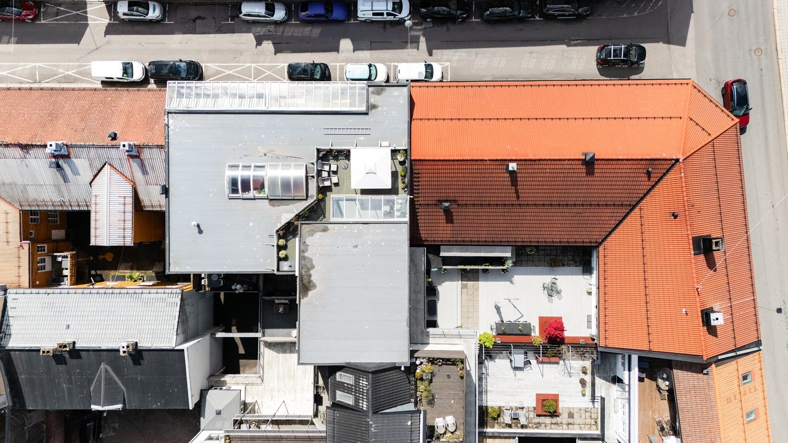 Leiligheten har en tilbaketrukket beliggenhet i bakgården, skjermet fra gatestøy. Fine uteområder for beboere. Galleribilde