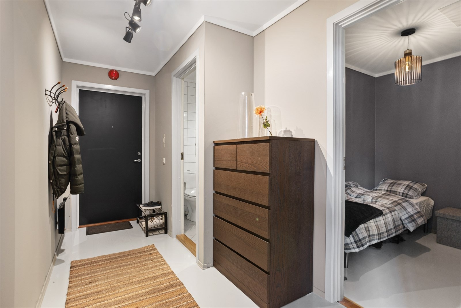 Entréen har plass til yttertøy og gir tilgang til alle rom i leiligheten. Galleribilde