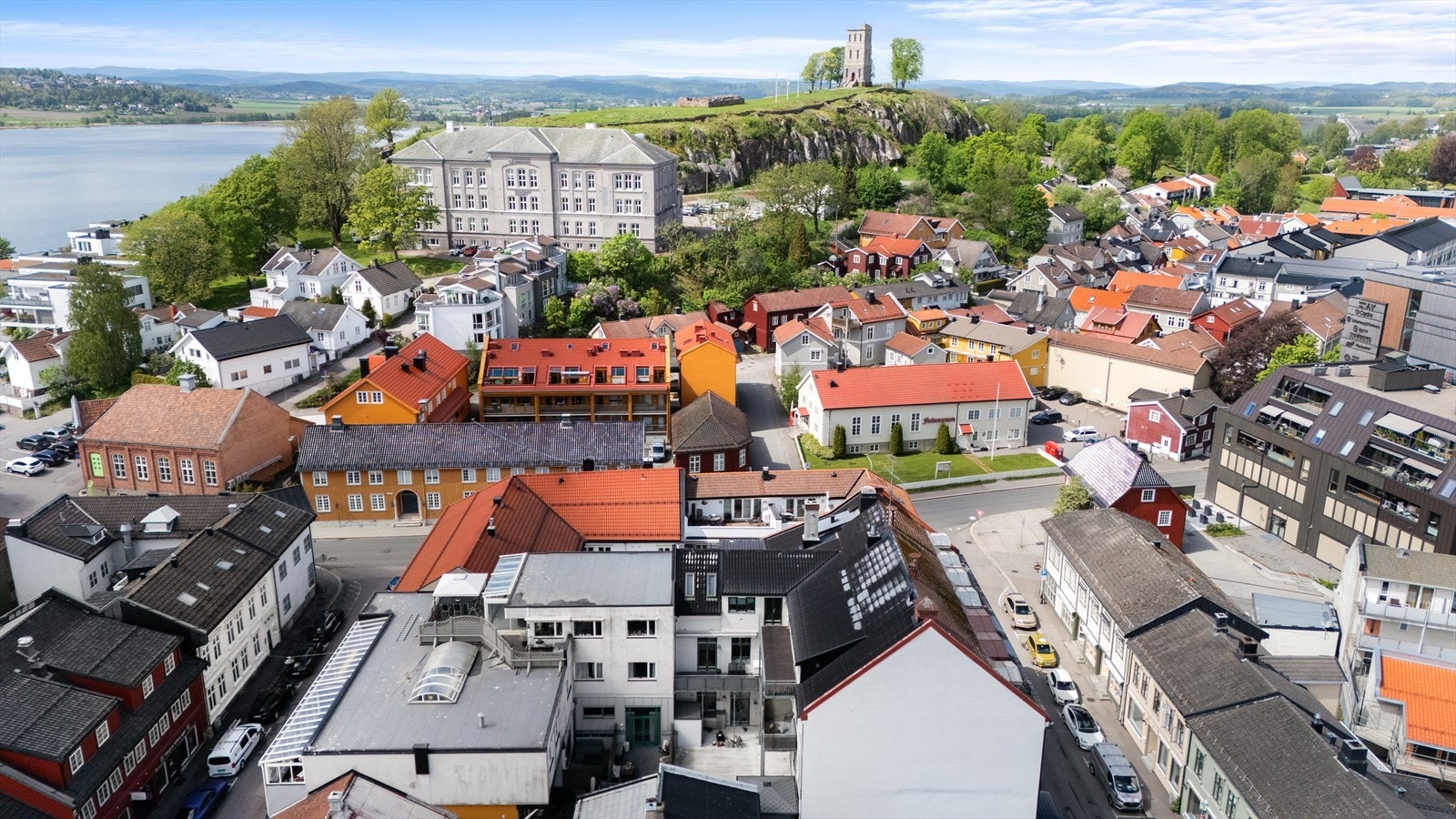 Slottsfjellet, byens landemerke og populære turområde, ligger i umiddelbar nærhet. Galleribilde