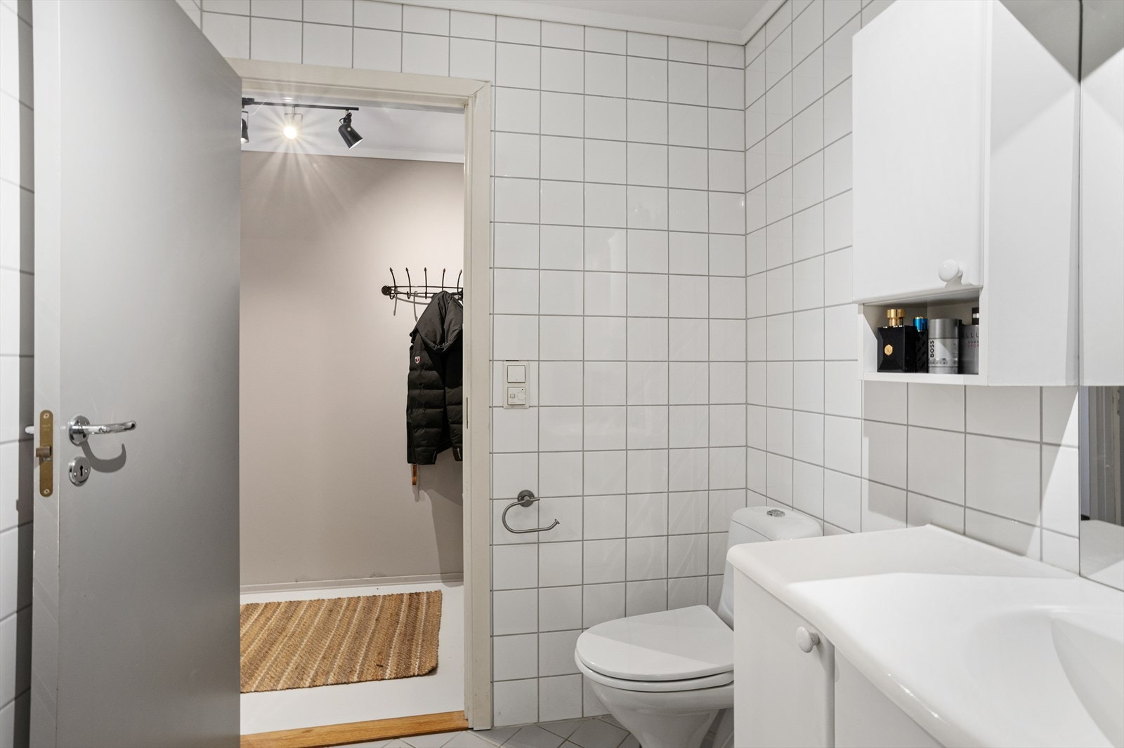 Badet er oppgradert med nytt toalett i 2024 og dusjkabinett i 2023. Galleribilde