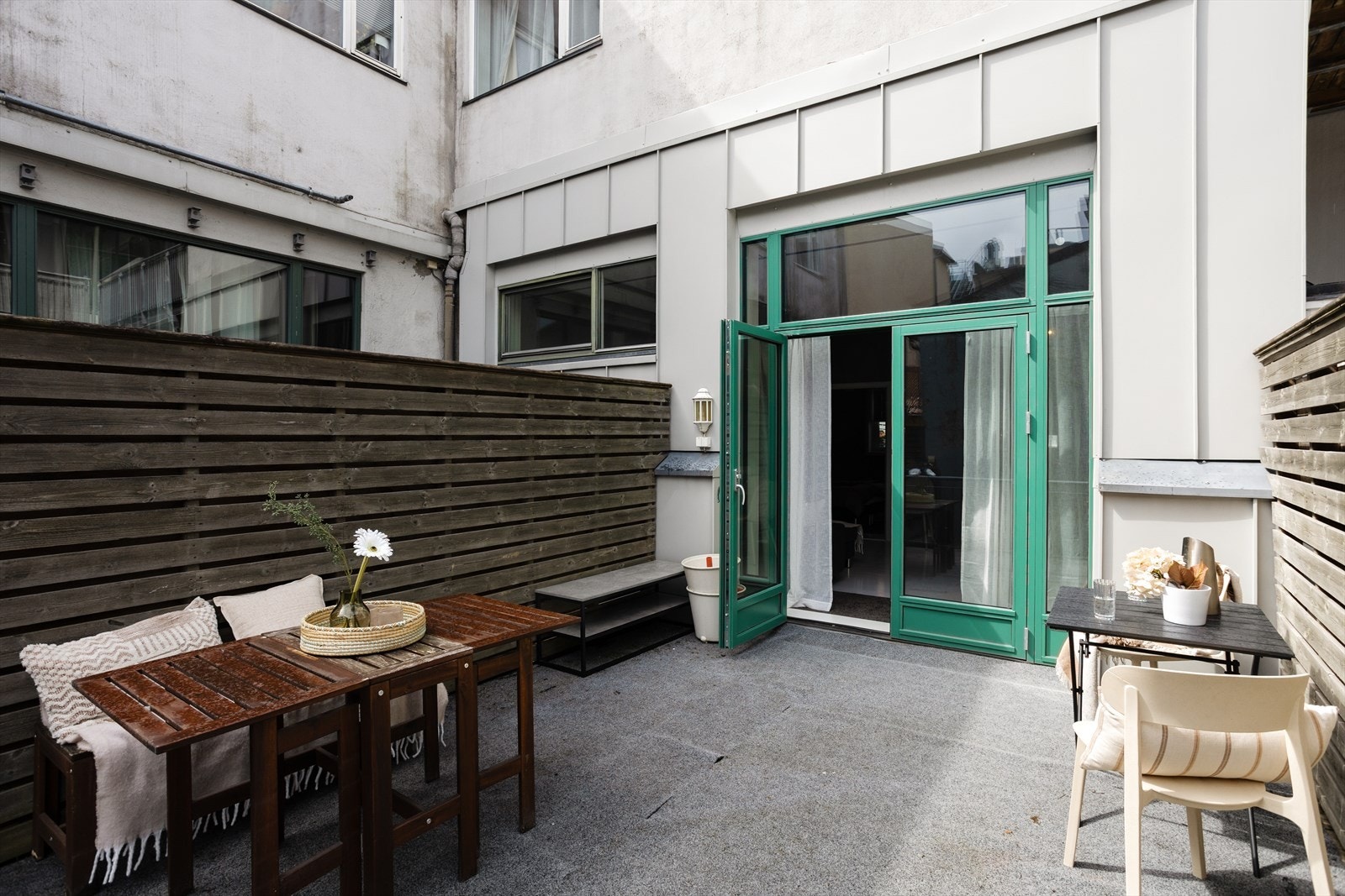Verandaen er skjermet med levegger i tre, som skaper en privat og lun uteplass. Galleribilde