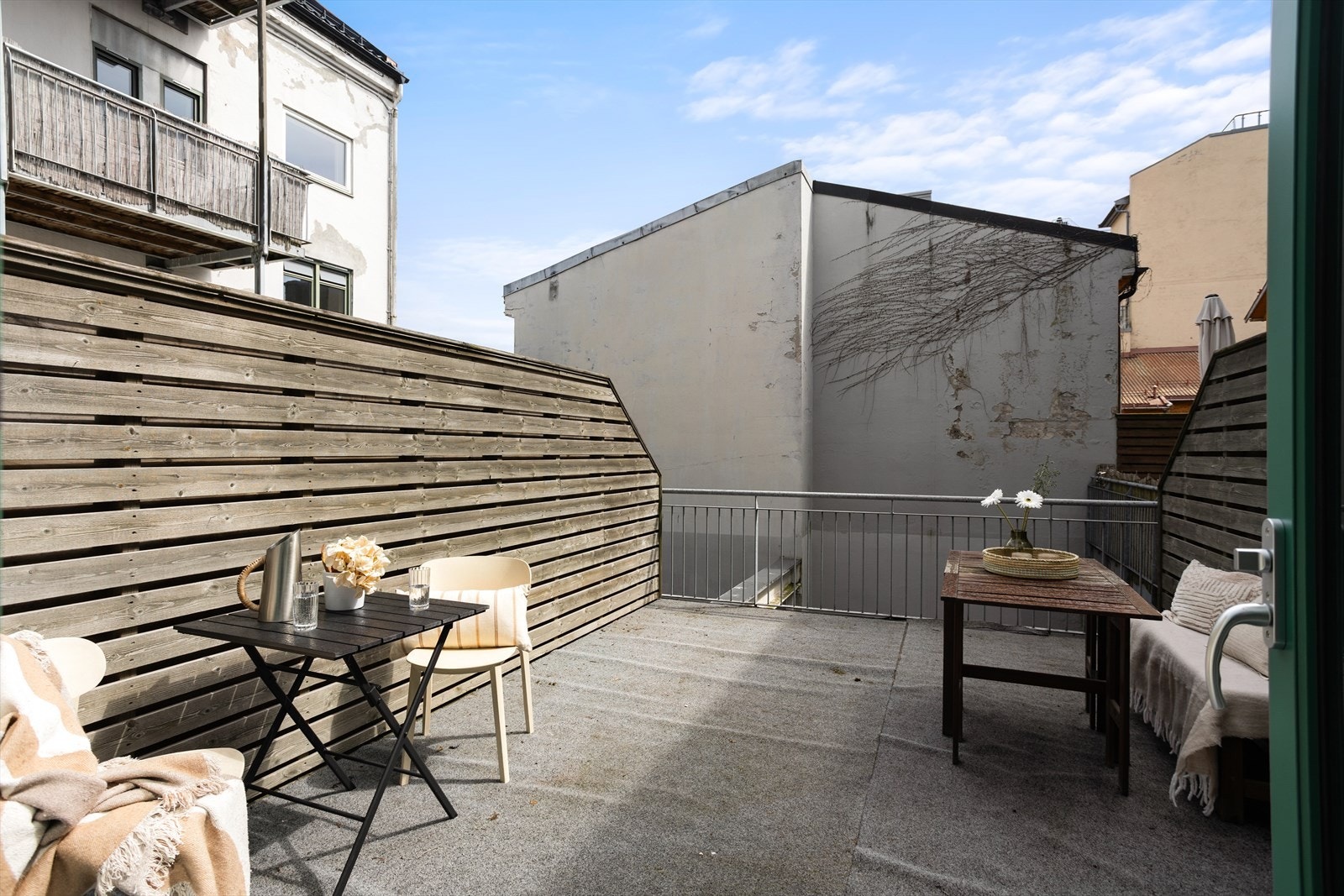 Fra stuen er det utgang til en romslig, sydvendt veranda på 17 m². Galleribilde
