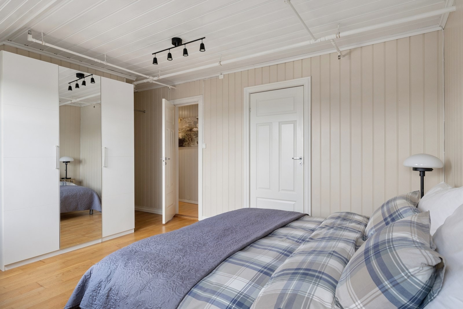 Soverommet har god plass til oppbevaring i garderobeskap. Galleribilde
