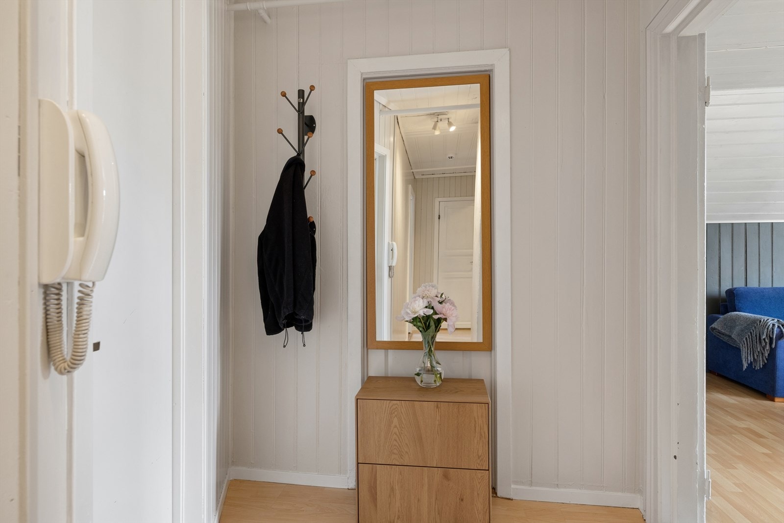 Her er det plass til å henge fra seg yttertøy og sko. Galleribilde