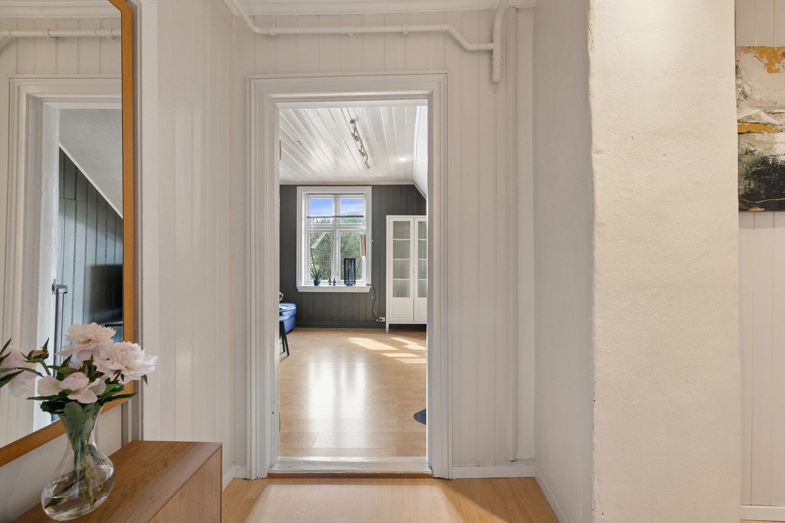 Gangen gir et godt førsteinntrykk og det er åpent mot stuen, noe som gir en god romfølelse. Galleribilde