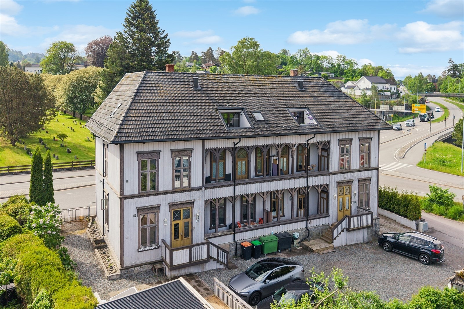 Denne boligen er attraktiv og passer perfekt for både førstegangskjøpere, par og små familier. Det er en biloppstillingsplass på gruset gårdsplass. Galleribilde