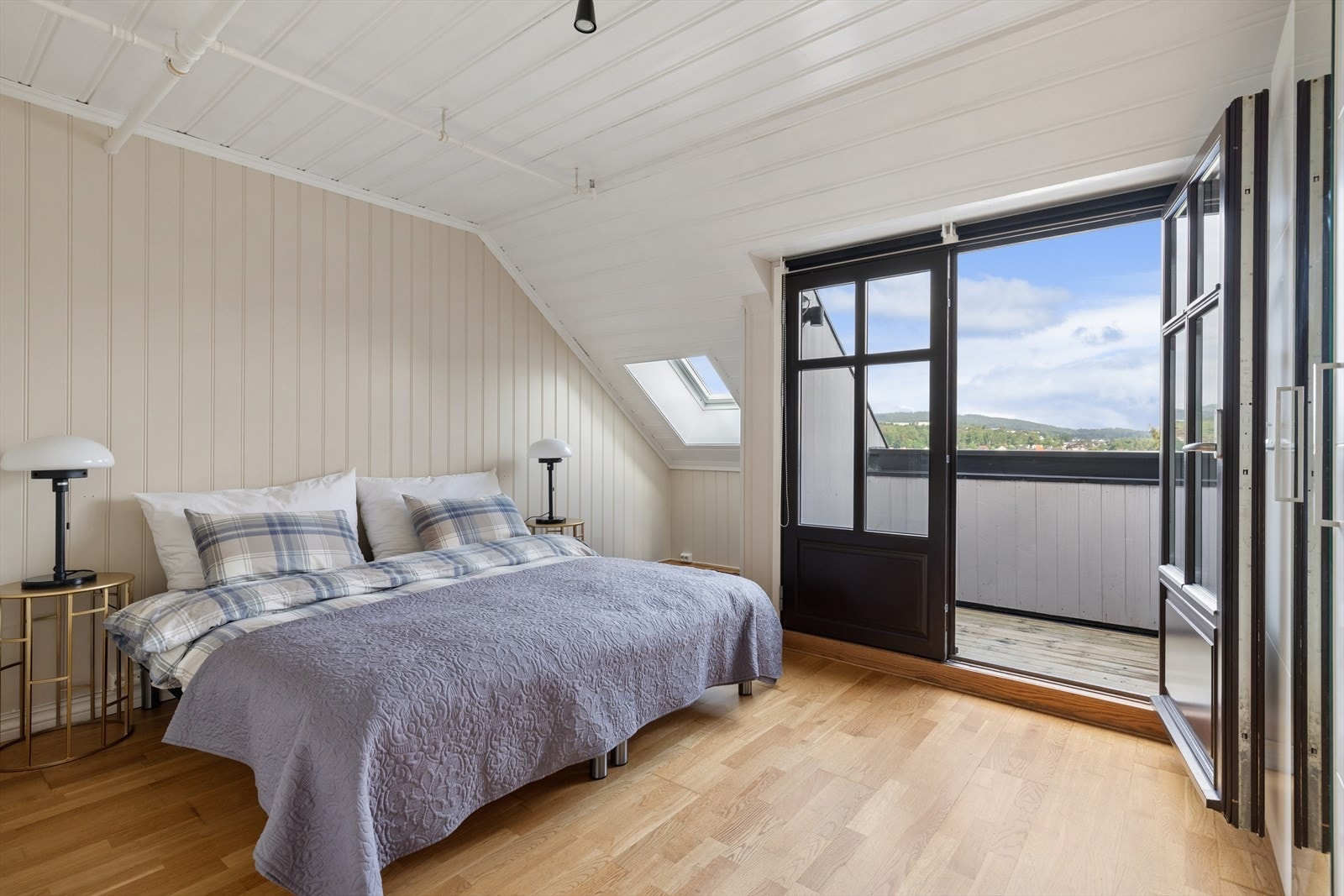 Det største soverommet har god plass til dobbeltseng (180 cm)og nattbord. Her er det utgang til leilighetens takterrasse/balkong. Galleribilde