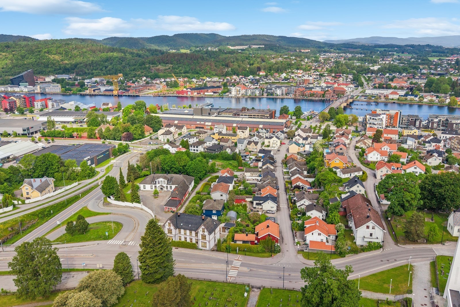 En lys og innbydende toppleilighet med attraktiv og sentral beliggenhet midt i Porsgrunn sentrum. Galleribilde