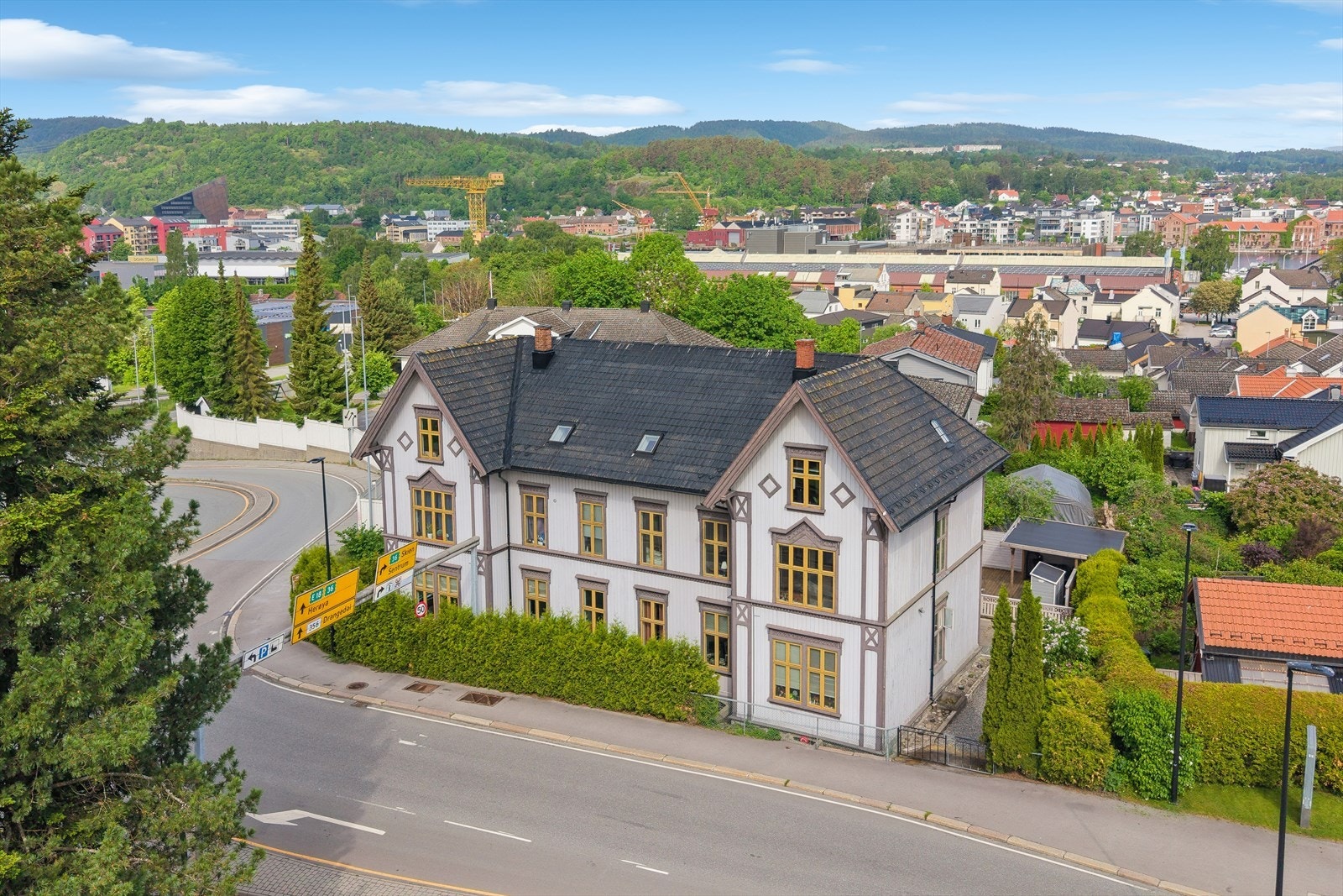 Velkommen til Jønholtsvingen 12A!
Seniormegler Jeanette A. Eriksrød har gleden av å invitere til visning. Galleribilde
