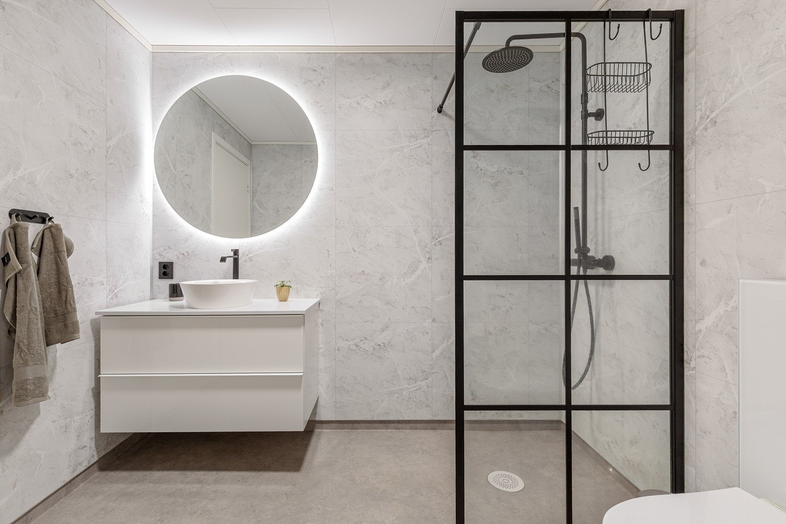 Badet har golv lagt med varmekablar og vinylbelegg. Veggar er kledd i baderomsplater Galleribilde