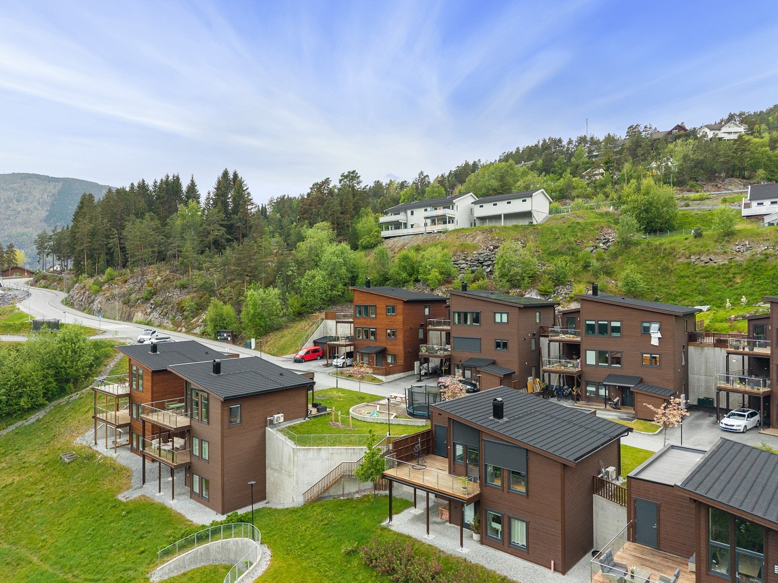Det er gang/sykkelveg til Sogndal sentrum. Ein brukar ca. 15 minutt på å sykkle til sentrum Galleribilde