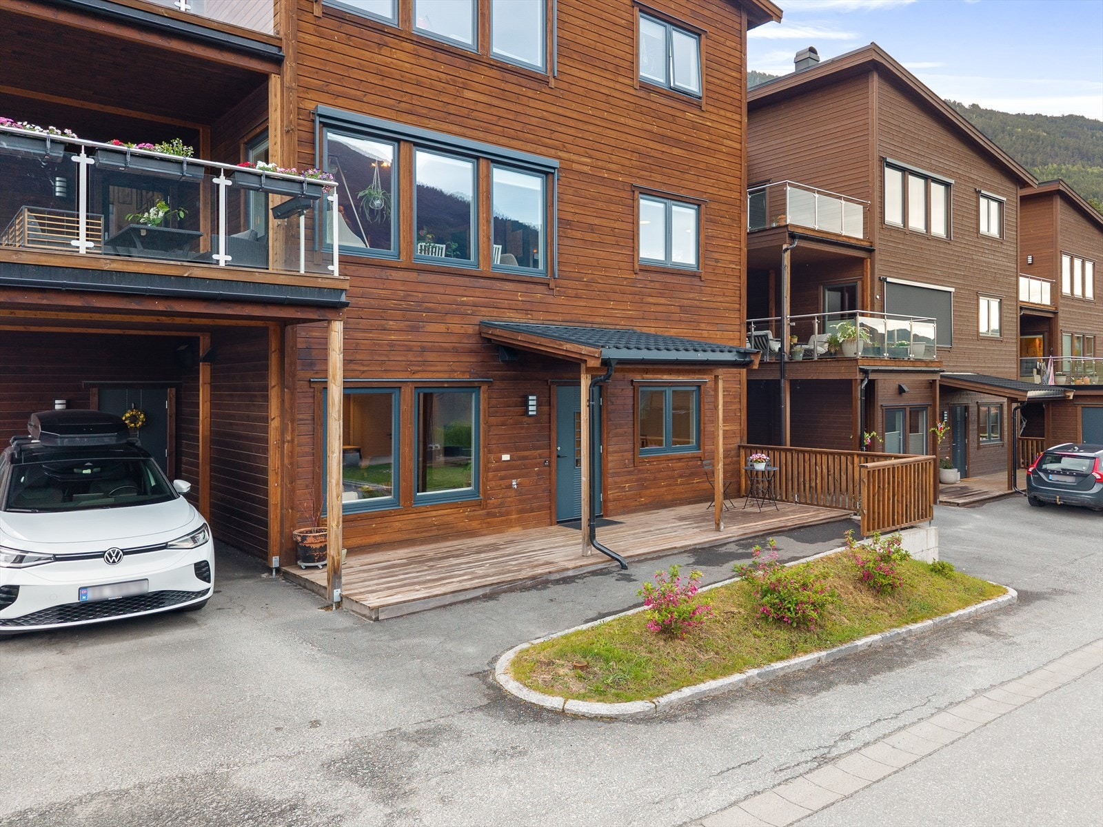 Ute er det etablert ein terrasse på ca. 6 kvm Galleribilde