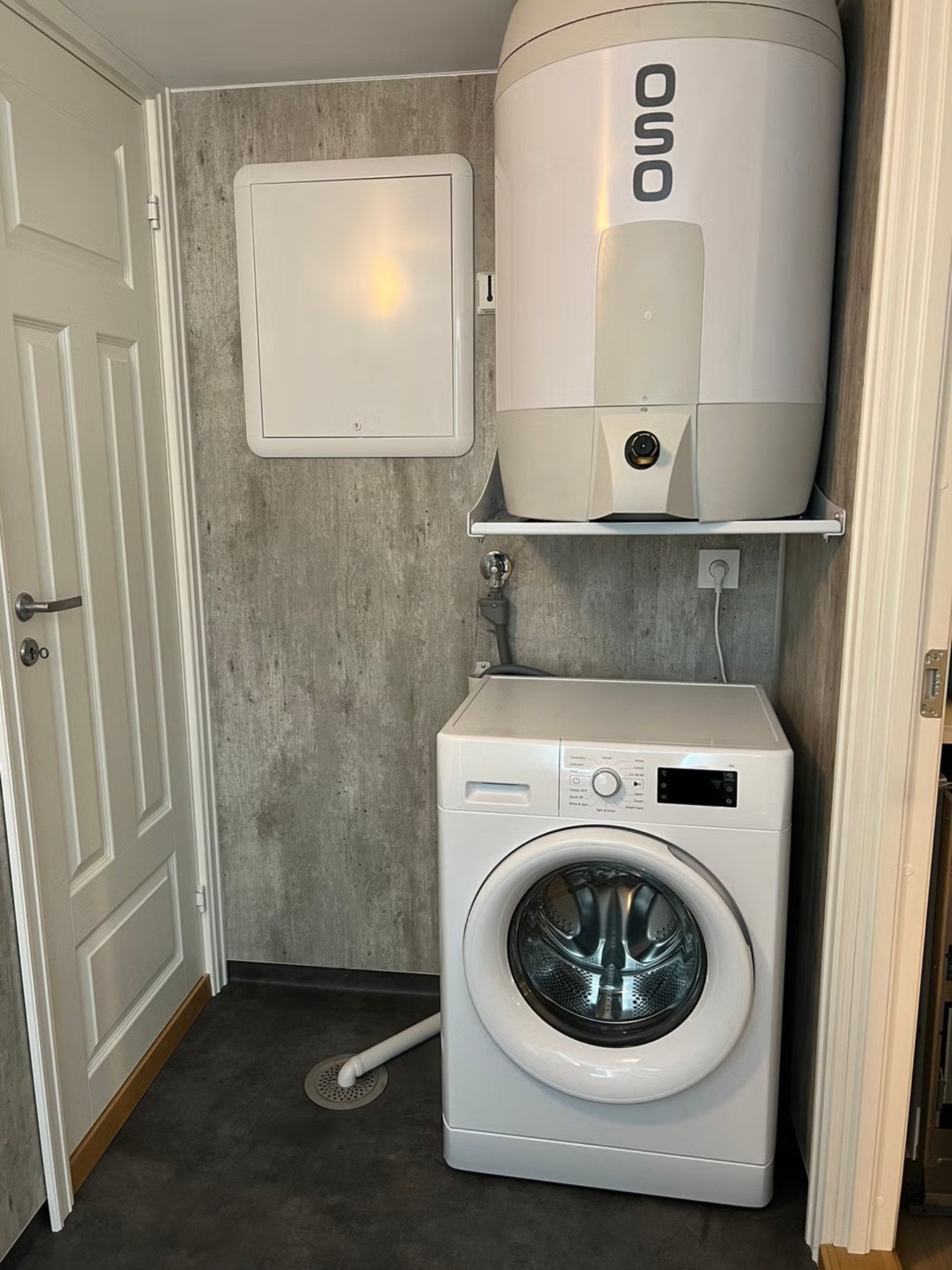 Badet er ventilert med fuktstyrt vifte og har opplegg for vaskemaskin og tørketrommel. Galleribilde