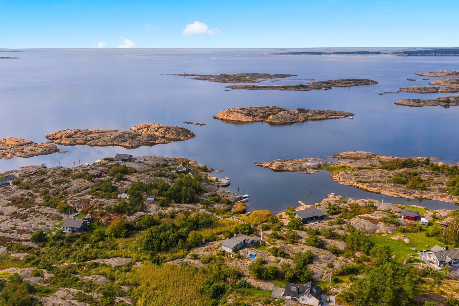 Luftig holmefølelse med svaberg, sjø og øylandskap tett på. Galleribilde