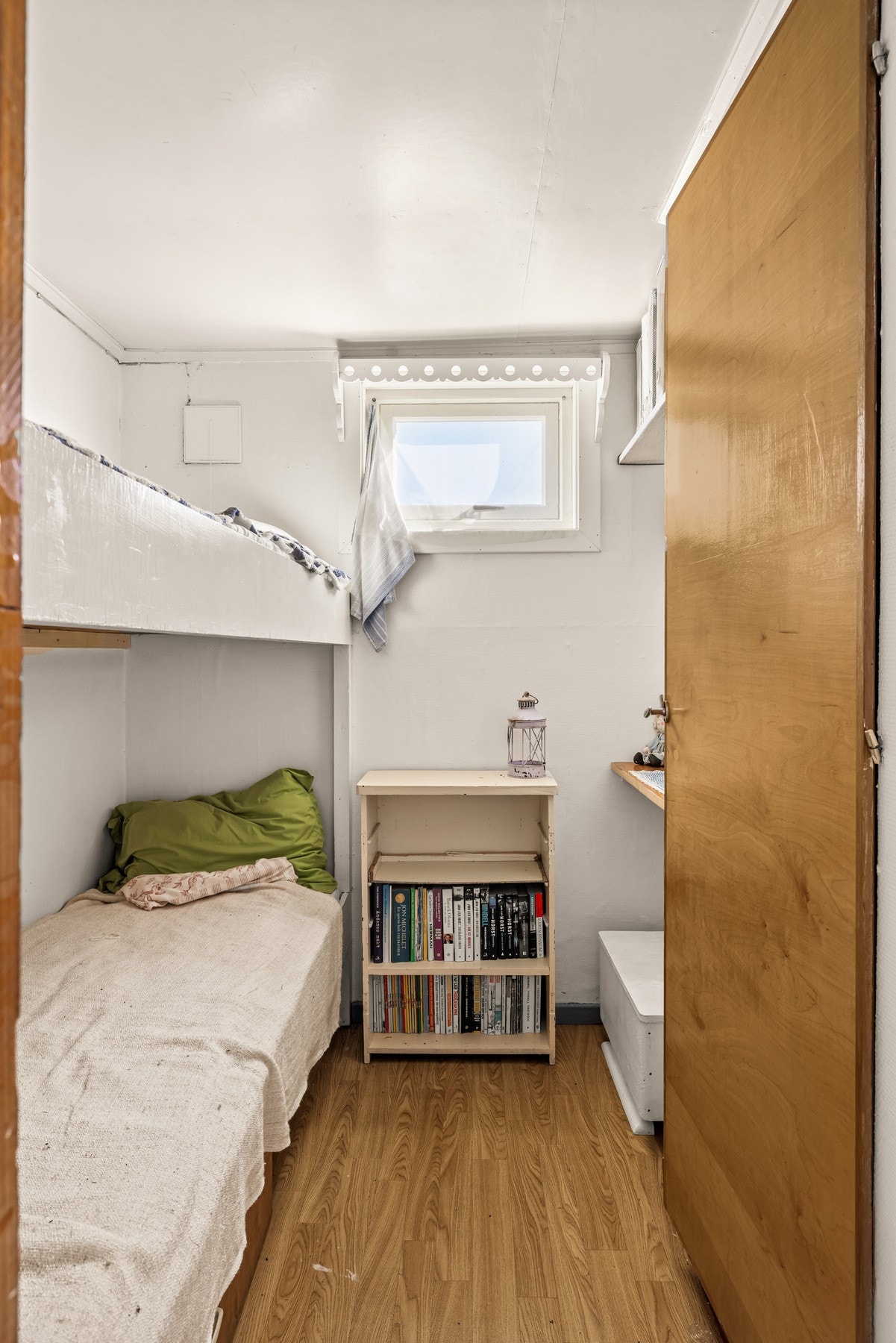Rommet er ikke godkjent som soverom, men er i dag innredet og disponert med soveplass. Galleribilde