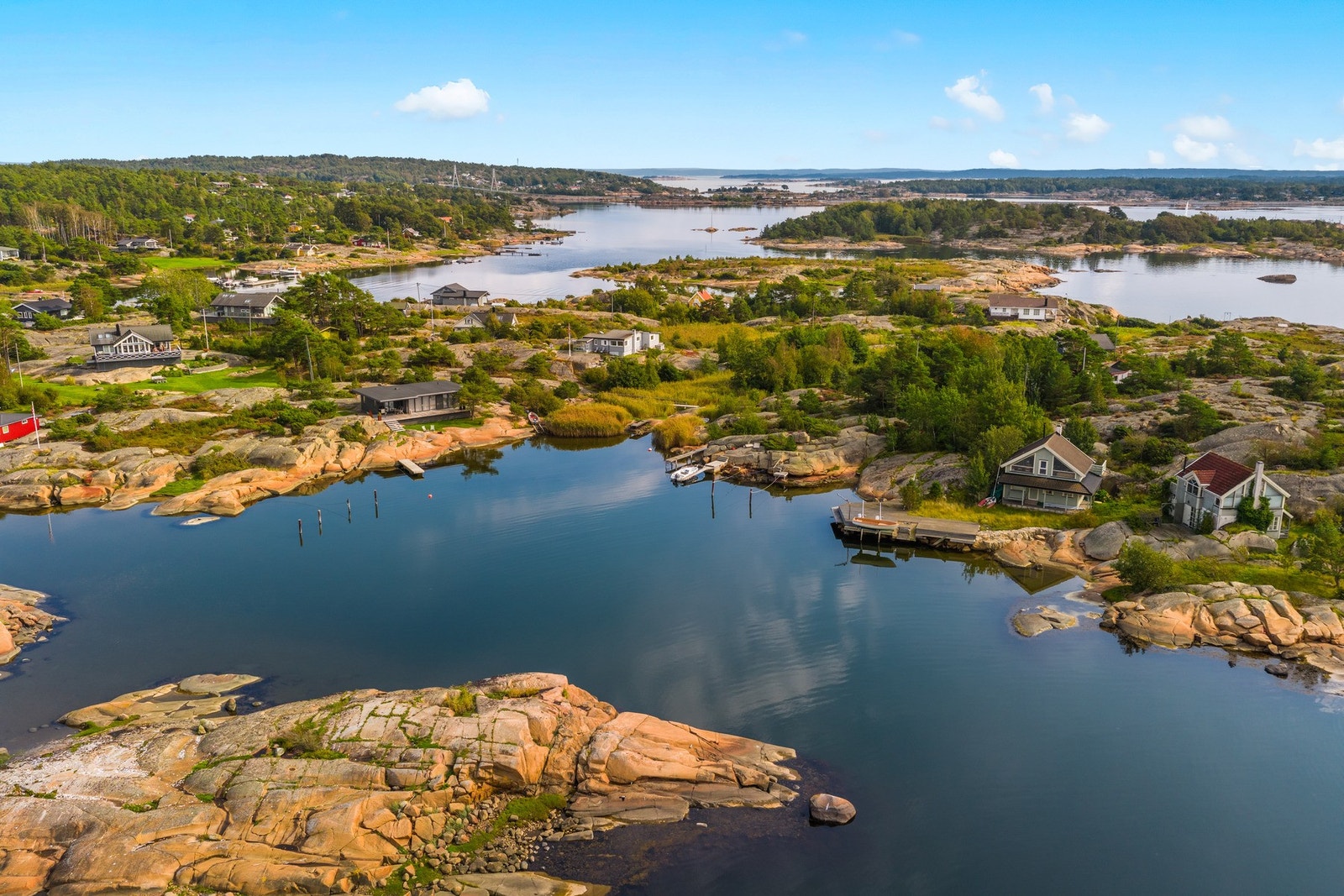 Nærområdet byr på klassisk kystlandskap med lune viker og holmer. Galleribilde