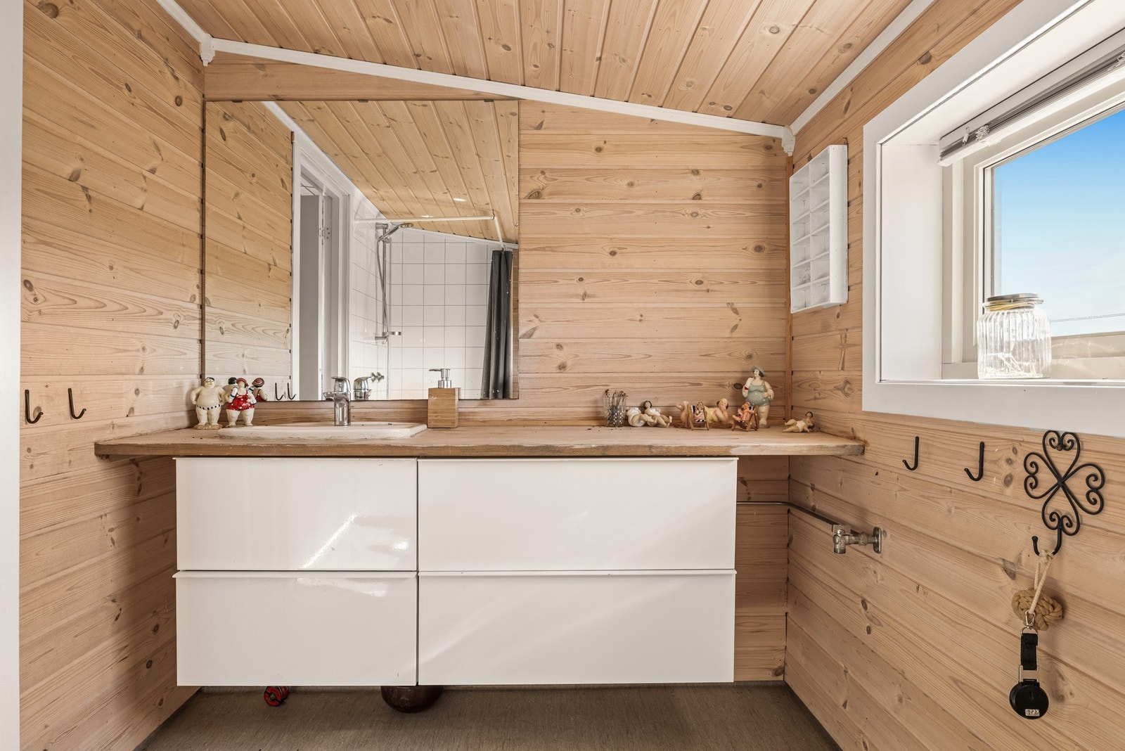Servantinnredningen på badet er romslig med god benkeplass og nøytralt uttrykk. Galleribilde
