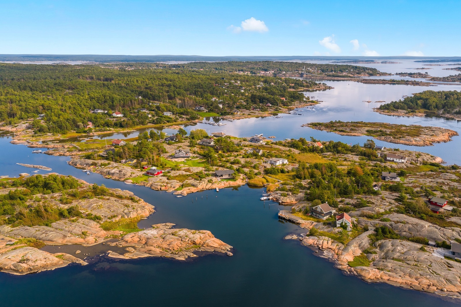 Store Sauholmen sett fra luften, omgitt av sjø, svaberg og grønt kystlandskap. Galleribilde