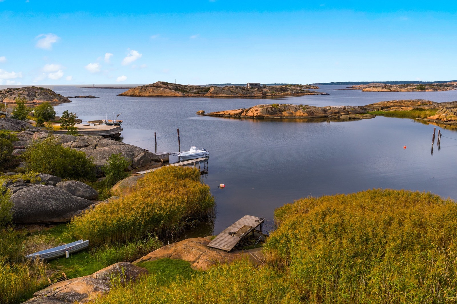 Kort vei til vannkanten, med gode muligheter for badeliv, båtplass og late dager ved sjøen. Galleribilde
