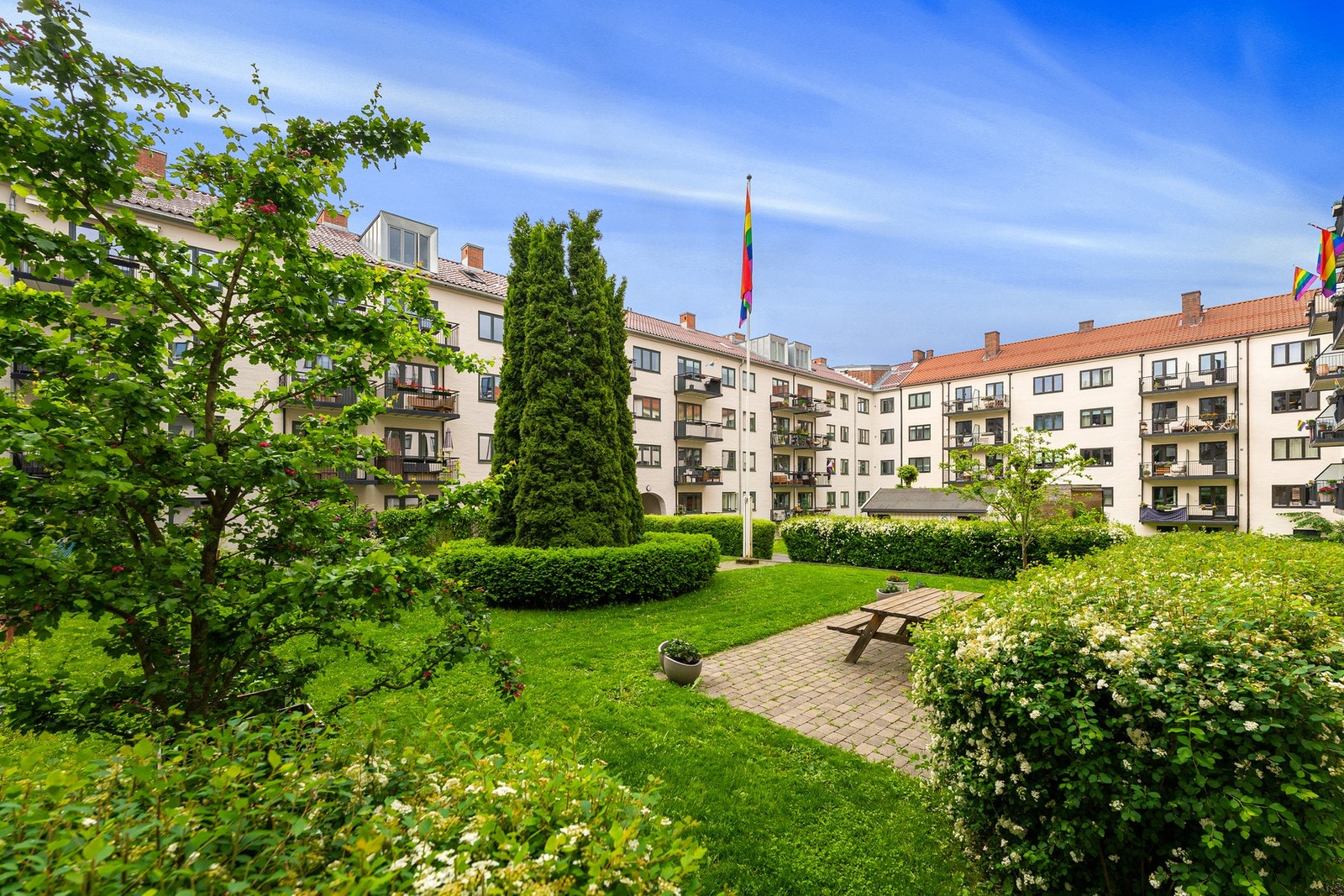 Pent opparbeidede fellesarealer med sykkelparkering, grillplass og hyggelige sittegrupper. Galleribilde