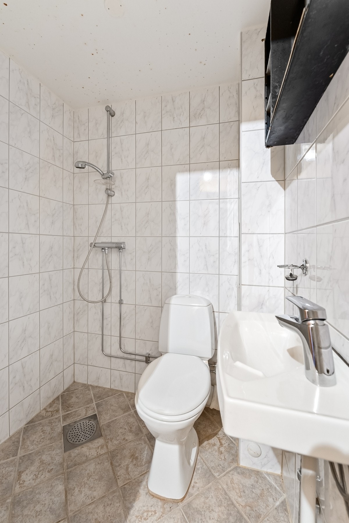 Flislagt gulv og flislagte vegger.
Badet er av eldre dato og vurderes å ha nådd eller overskredet forventet brukstid. Omfattende oppgradering må påregnes. Galleribilde