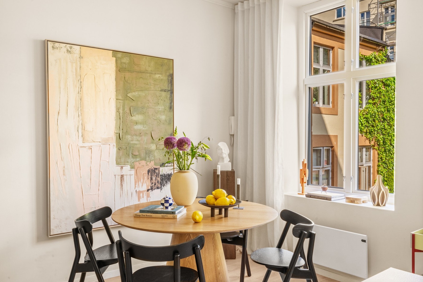 Her bor du rolig til, helt skjermet fra bilvei. Hele leiligheten vender ut mot bakgården. Galleribilde