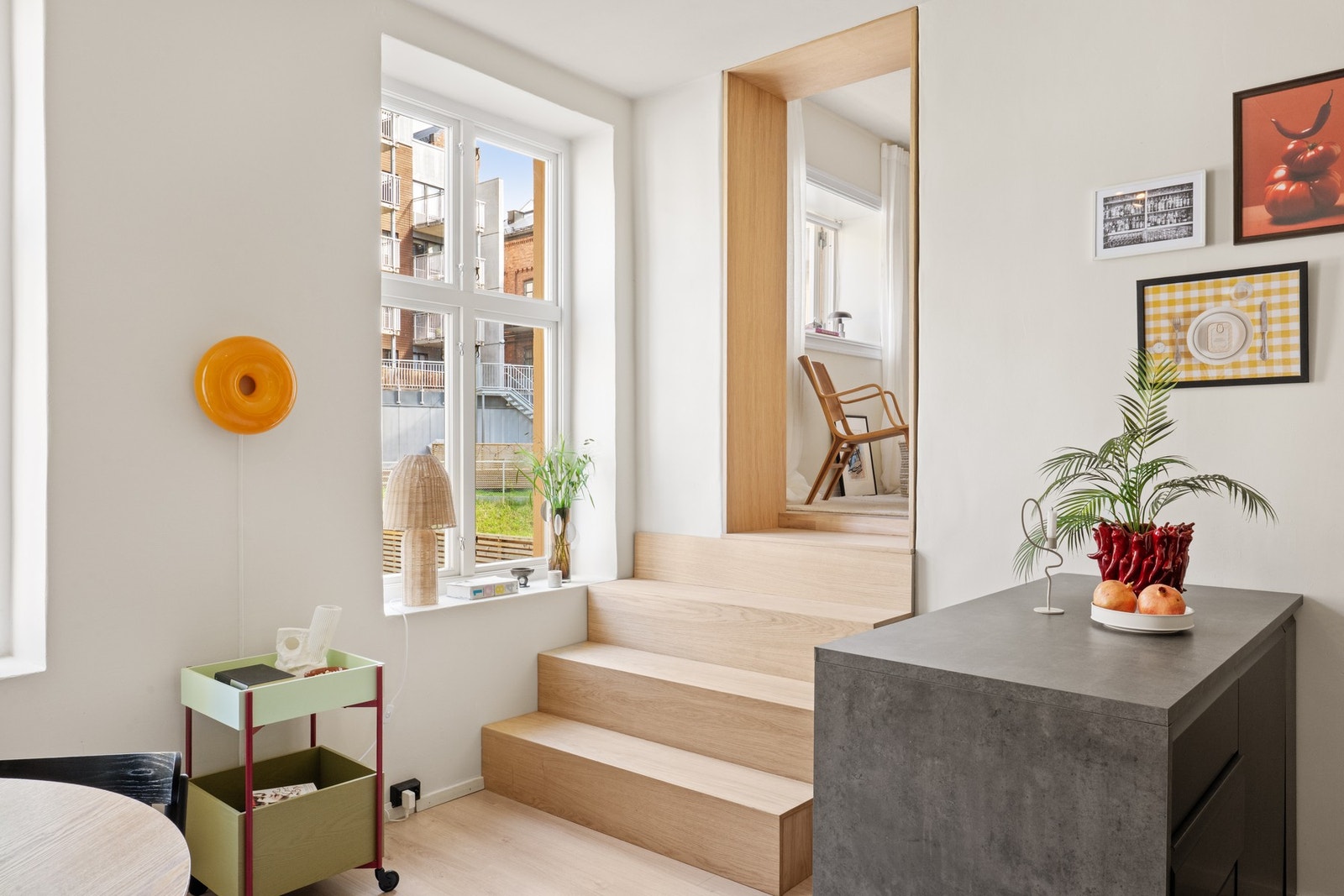 Den vakre trappen i tre er laget av snekker, og er ny i mai 2026. Galleribilde