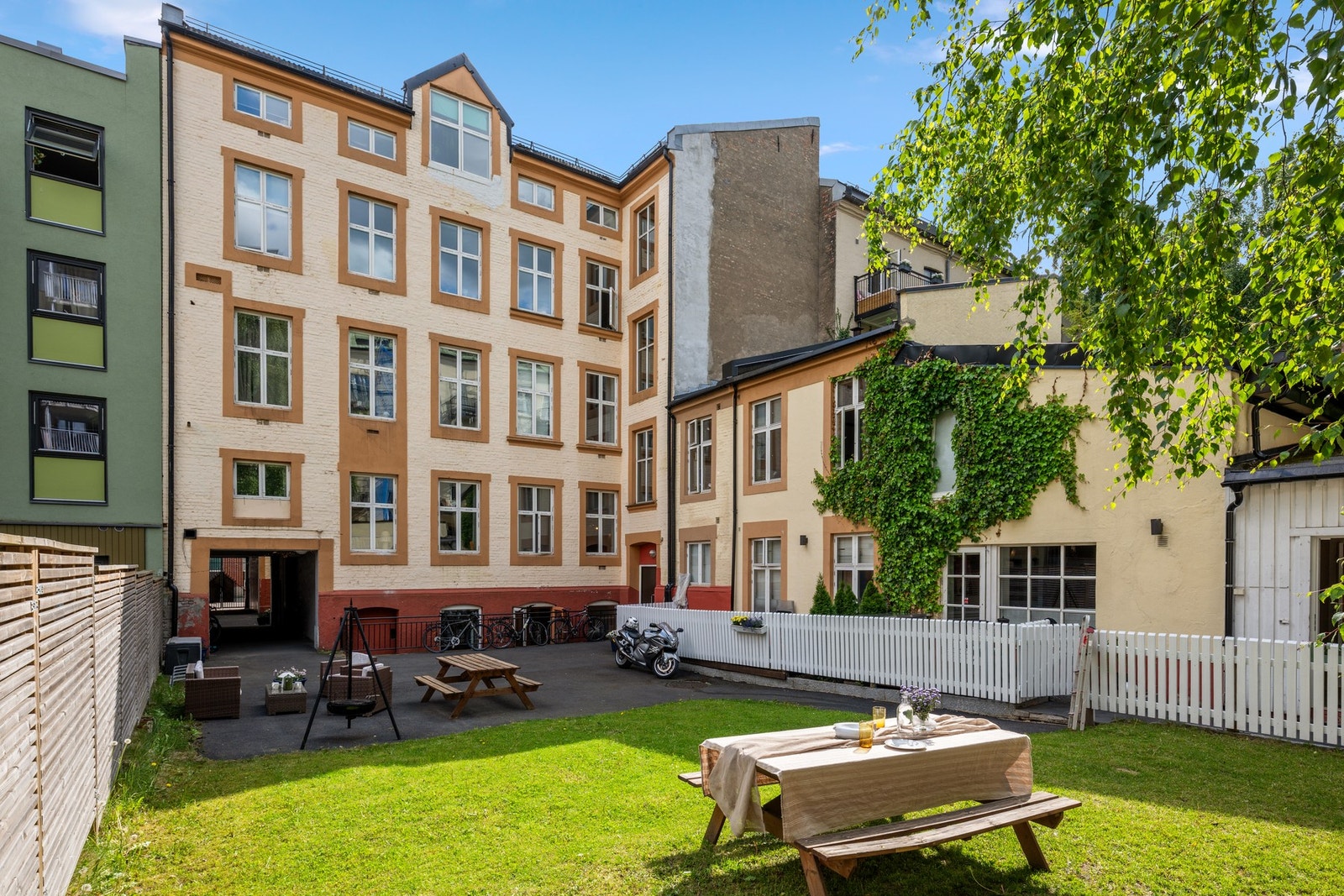 Superhyggelig bakgård, en skjermet oase midt på urbane Grünerløkka. Galleribilde