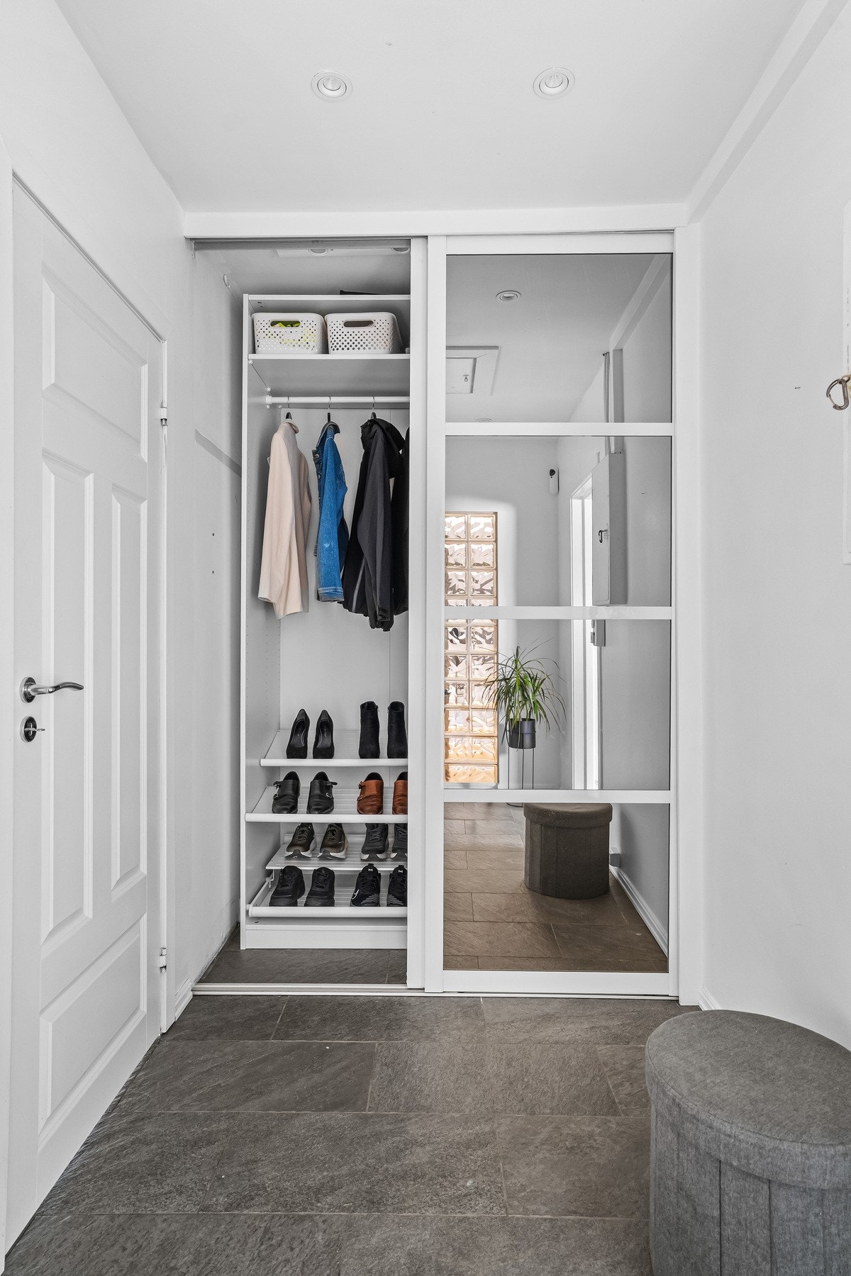Videre kan entréen skilte med en skyvedørsgarderobe for rikelig med oppbevaring. Galleribilde