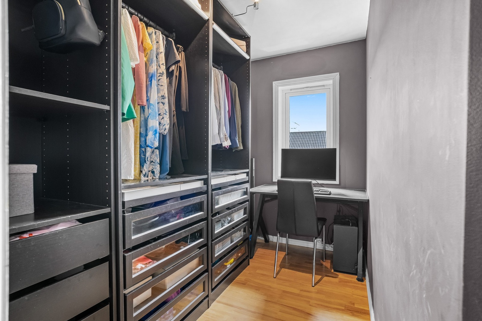 Et hyggelig kontor, som fungerer optimalt som hobbyrom, lekerom eller walk in closet. Galleribilde