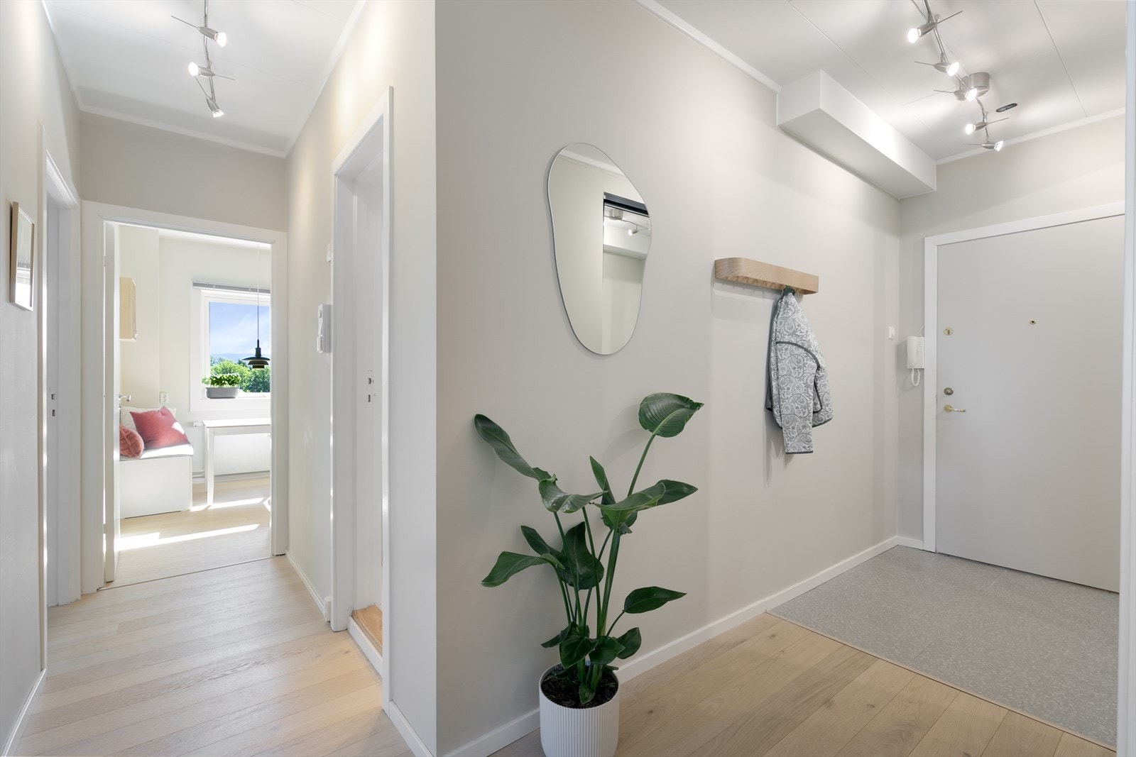 Gangen er det naturlige bindeleddet mellom alle rom i boligen. Galleribilde