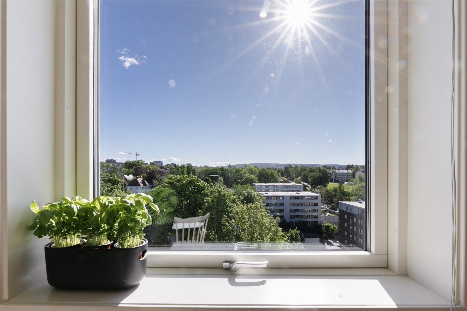 Stort vindu på kjøkkenet sikrer optimale lysforhold, samt hyggelig utsyn. Galleribilde