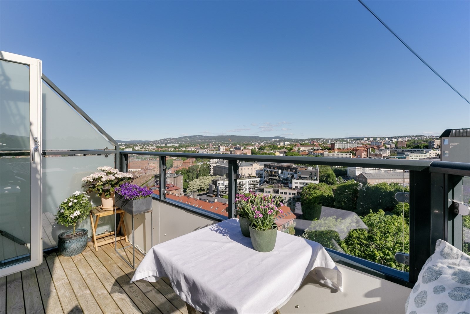 Fra stuen er det utgang til en herlig, nordvendt balkong på ca 5,5m² med plass til sittegruppe og grill. Galleribilde