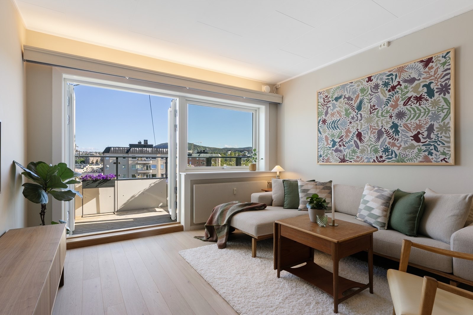 Det behagelige stuerommet legger til rette for rolige kvelder, så vel som større, sosiale sammenkomster. Sentralfyring sikrer lave strømkostander! Galleribilde