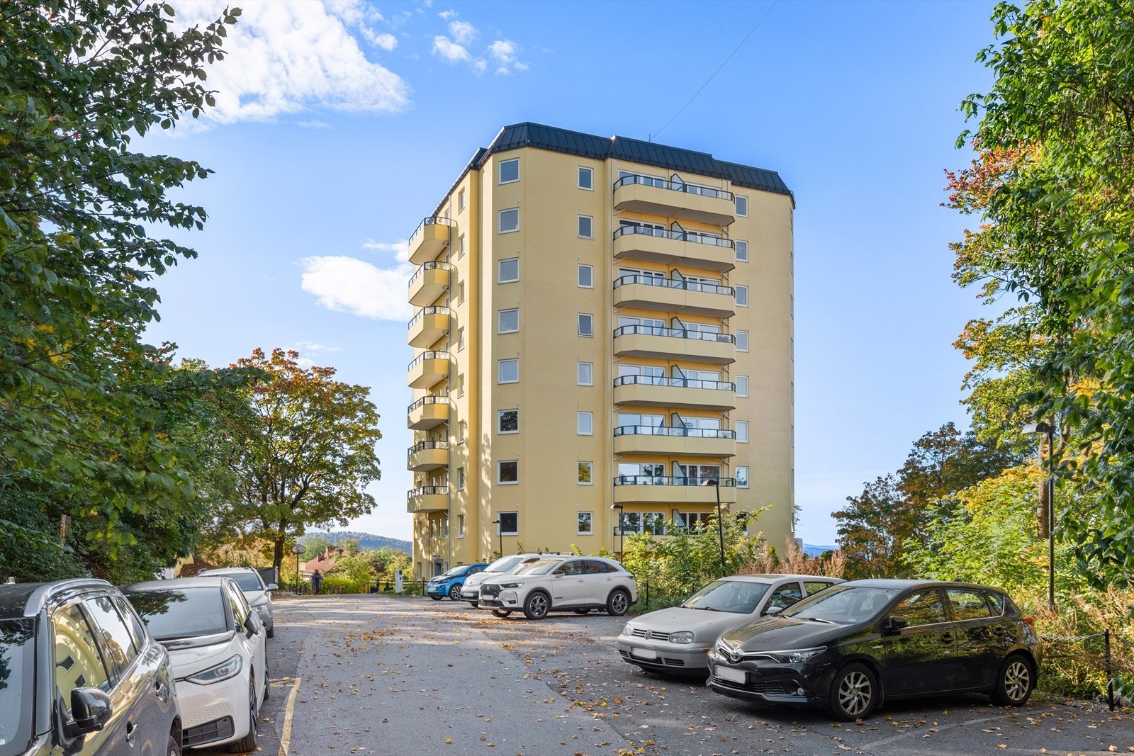 Velkommen til Hekkveien 1 - her bor dere i rolige omgivelser på toppen av Carl Berner! Fra hyggelige fellesareal er det enkel adkomst via heis eller trapp til leiligheten som ligger i 9. etg. Galleribilde