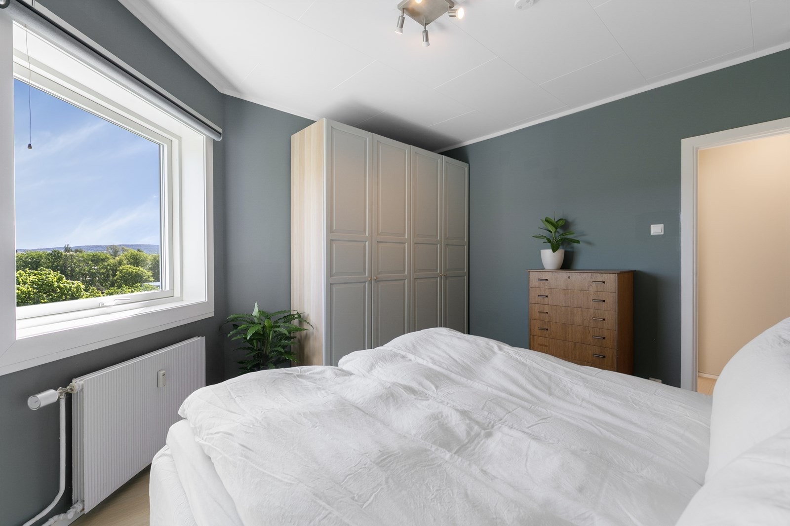 Stor garderobe sikrer godt med oppbevaringsplass for klær og sko. Galleribilde