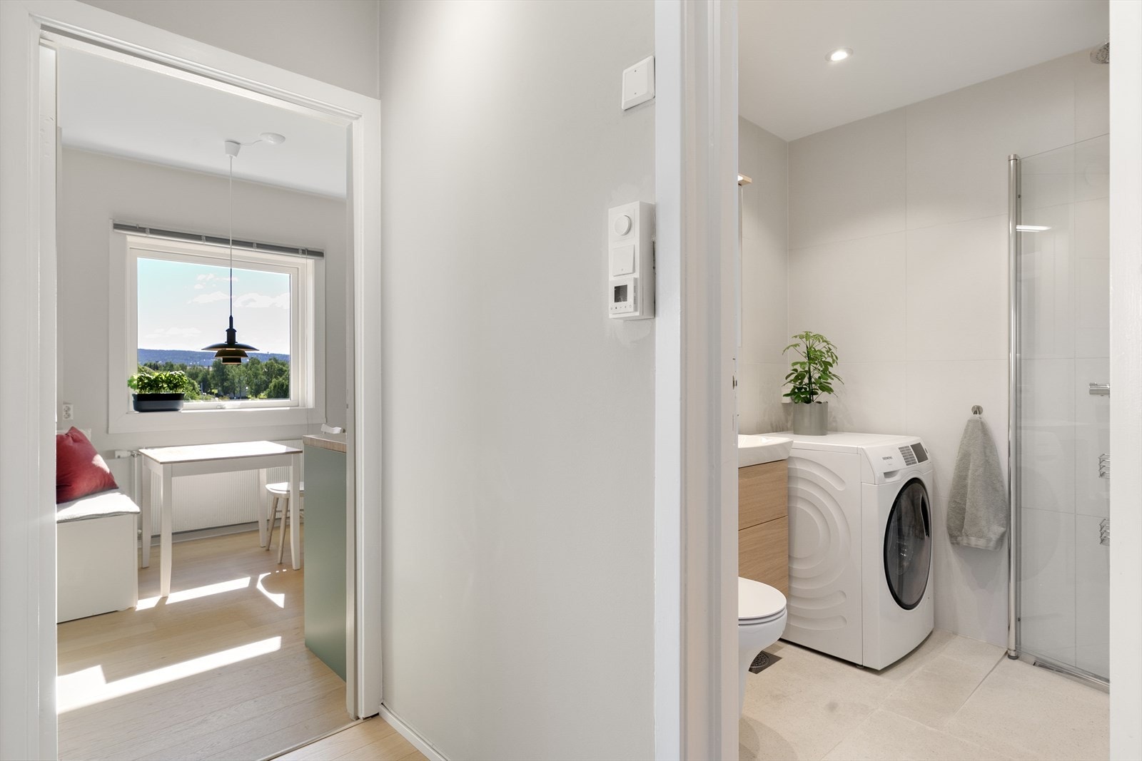 Badet er praktisk plassert mellom alle rom i boligen, med enkel adkomst. Galleribilde